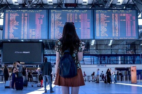Una viaggiatrice in aeroporto