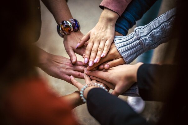 Mani unite in un gesto di collaborazione