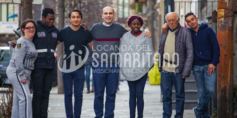 Persone davanti alla Locanda del Samaritano